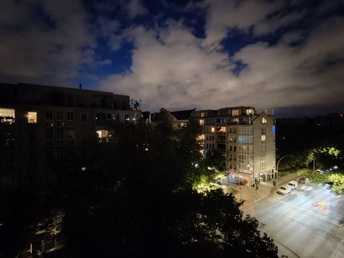 Der Nachtmodus funktioniert auch mit dem Superweitwinkelobjektiv, die dunklen Bereiche bleiben aber dunkel. (Bild: Tobias Költzsch/Golem.de)